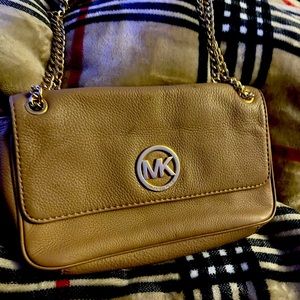 Beautiful tan like new condition Michael Kors shoulder bag.